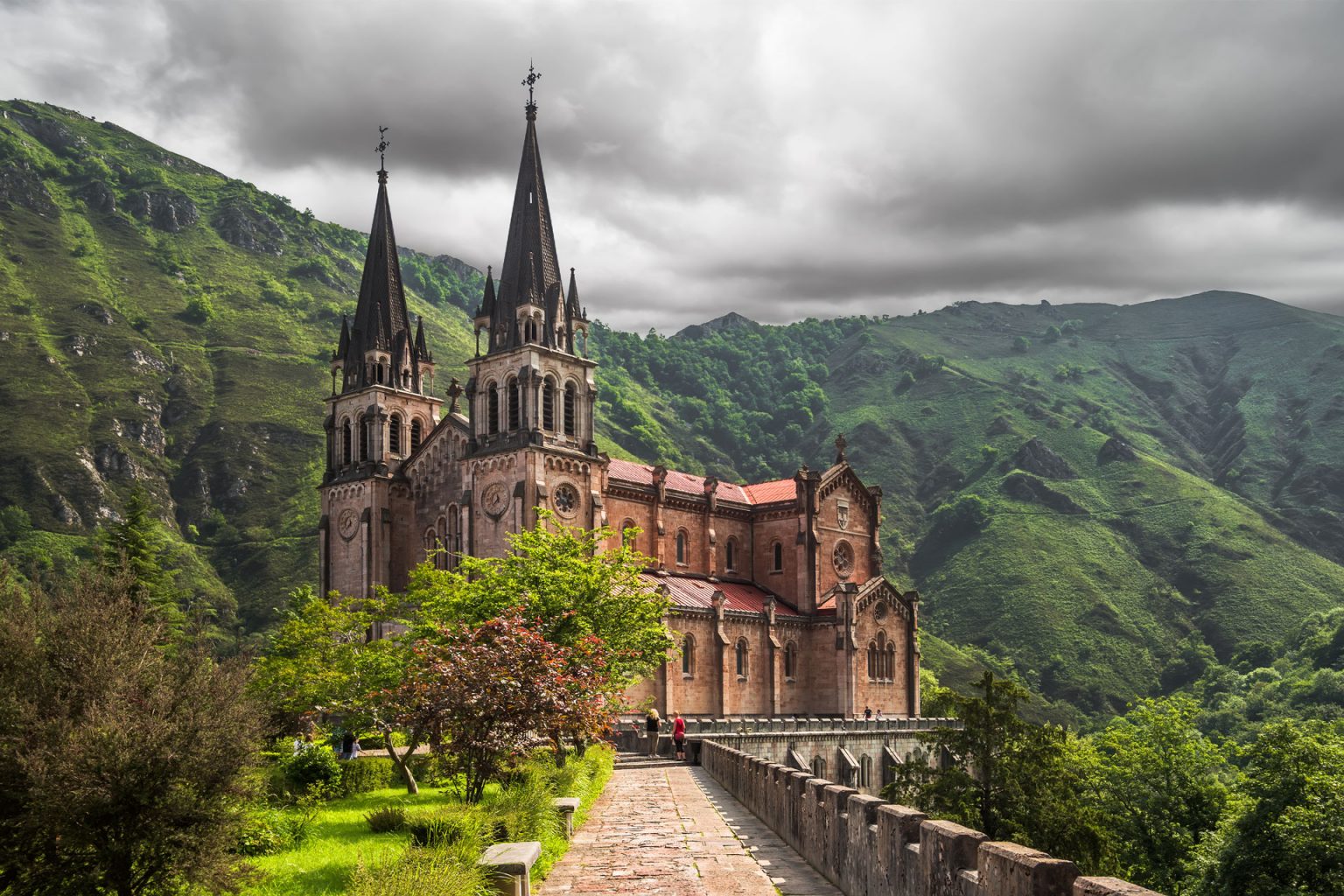 El Santuario De Covadonga Casa Entre Sueve Y Picos